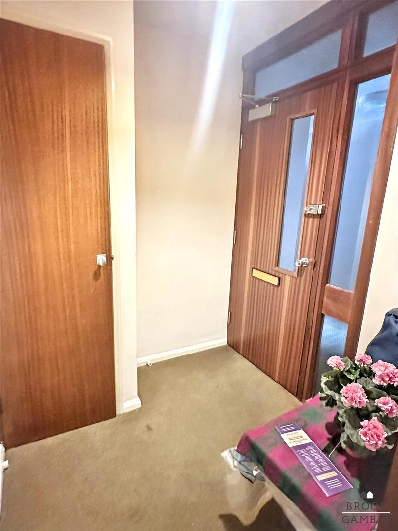 3 Bedroom Flat. St. Johns Road in Eastbourne,  4